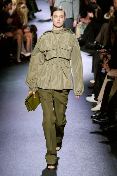 Look 32